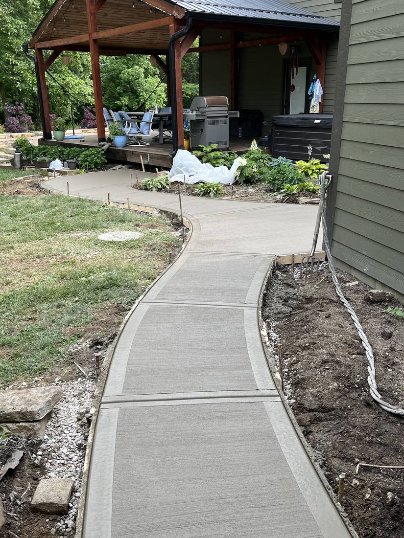 Curved walk to the pavilion