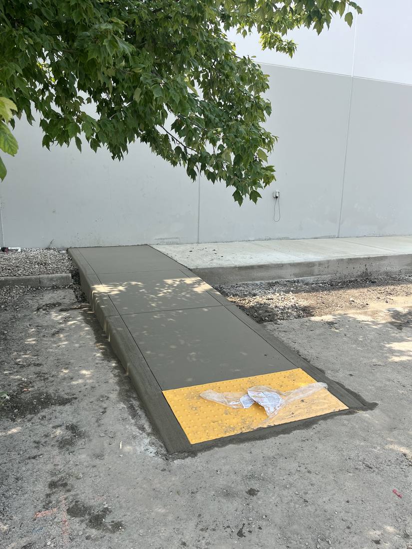 Curb ramp with detectable warning