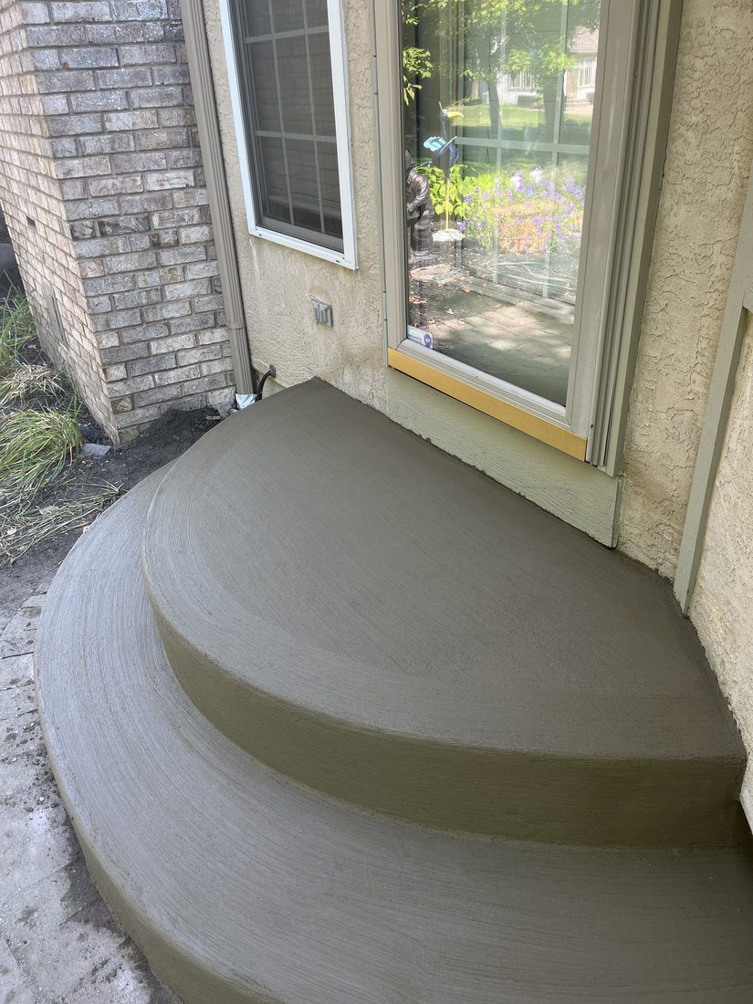 Curved steps at the bay window